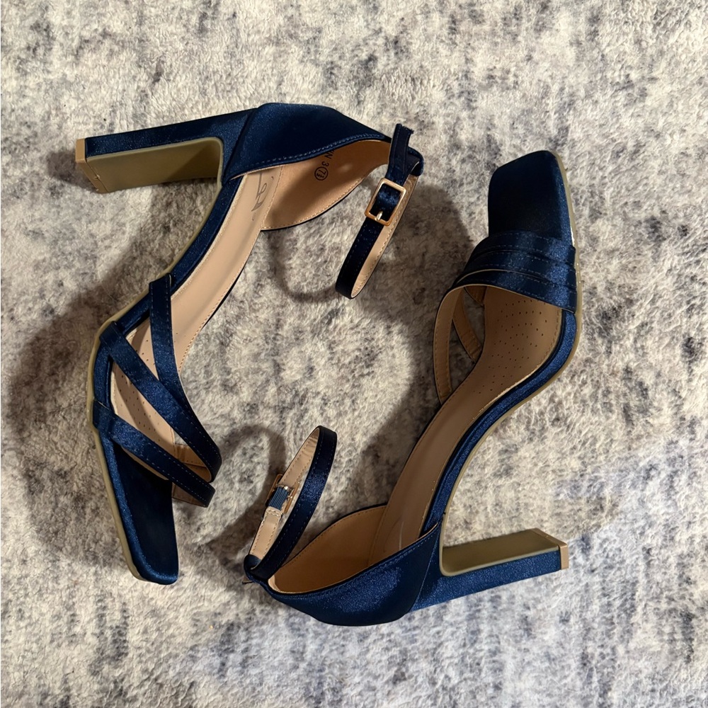 WINDSOR NAVY BLUE HEELS SIZE 7.5